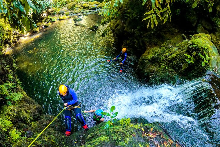 Experimente emocionantes aventuras de canyoning com saltos, escorregas e rapel nas deslumbrantes paisagens naturais dos Açores, foto 7 | wizardtrip