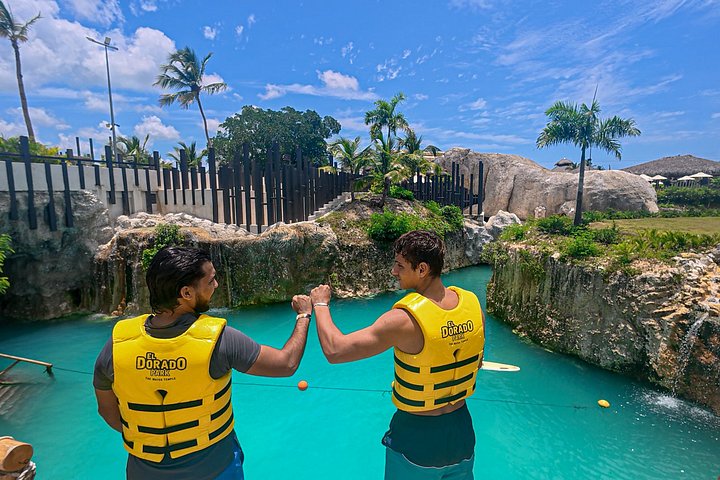 Een levendig waterpark met glijbanen, een cenote en weelderige tropische omgeving in Punta Cana, foto 6 | wizardtrip