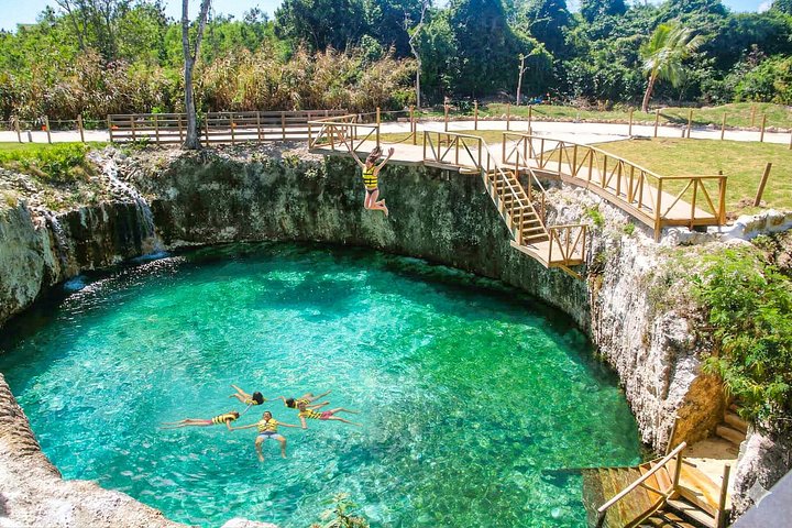 Een levendig waterpark met glijbanen, een cenote en weelderige tropische omgeving in Punta Cana, foto 7 | wizardtrip