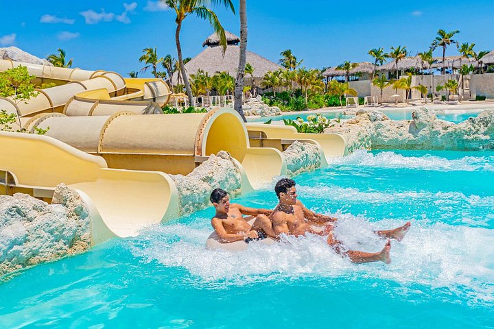 Een levendig waterpark met glijbanen, een cenote en weelderige tropische omgeving in Punta Cana, foto 8 | wizardtrip