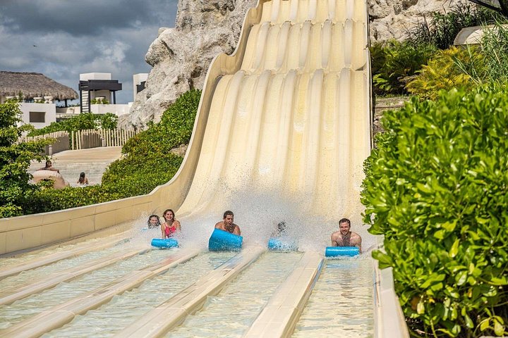 Een levendig waterpark met glijbanen, een cenote en weelderige tropische omgeving in Punta Cana, foto 10 | wizardtrip