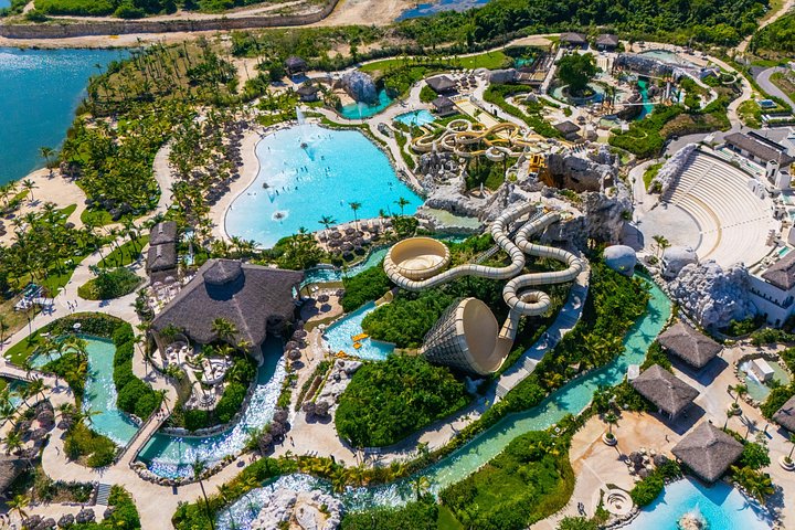 Een levendig waterpark met glijbanen, een cenote en weelderige tropische omgeving in Punta Cana, foto 11 | wizardtrip