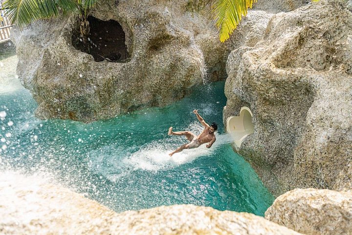 Een levendig waterpark met glijbanen, een cenote en weelderige tropische omgeving in Punta Cana, foto 13 | wizardtrip