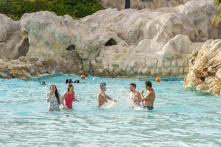 Een levendig waterpark met glijbanen, een cenote en weelderige tropische omgeving in Punta Cana, foto 14 | wizardtrip