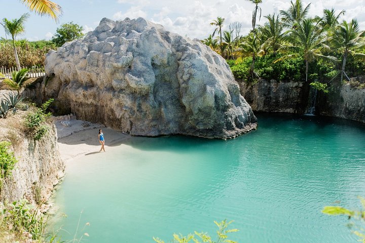 Een levendig waterpark met glijbanen, een cenote en weelderige tropische omgeving in Punta Cana, foto 15 | wizardtrip