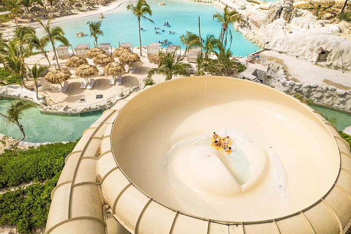 Een levendig waterpark met glijbanen, een cenote en weelderige tropische omgeving in Punta Cana, foto 19 | wizardtrip