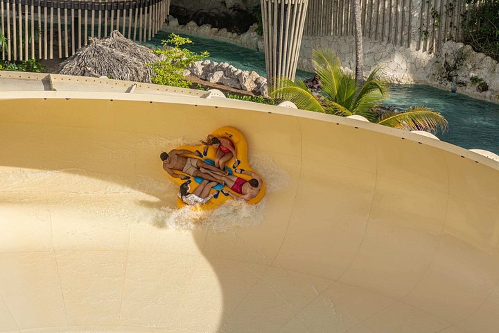 Een levendig waterpark met glijbanen, een cenote en weelderige tropische omgeving in Punta Cana, foto 20 | wizardtrip