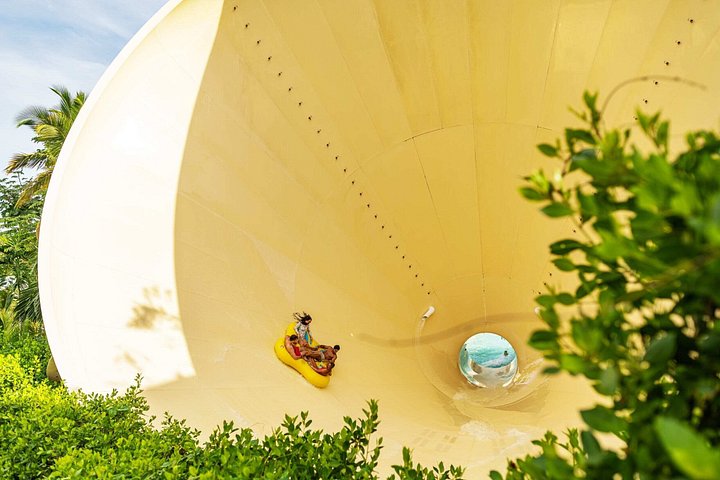 Een levendig waterpark met glijbanen, een cenote en weelderige tropische omgeving in Punta Cana, foto 21 | wizardtrip