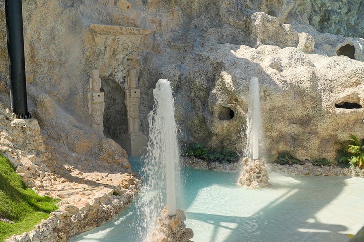 Een levendig waterpark met glijbanen, een cenote en weelderige tropische omgeving in Punta Cana, foto 24 | wizardtrip