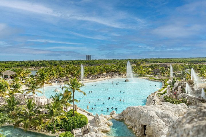 Een levendig waterpark met glijbanen, een cenote en weelderige tropische omgeving in Punta Cana, foto 26 | wizardtrip