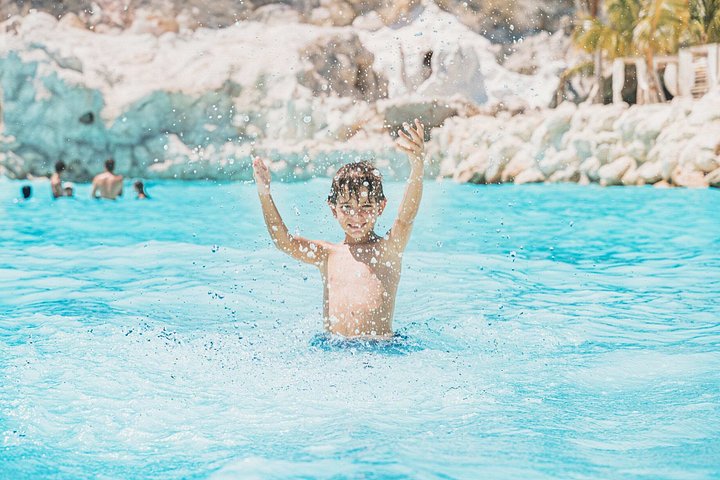 Een levendig waterpark met glijbanen, een cenote en weelderige tropische omgeving in Punta Cana, foto 27 | wizardtrip