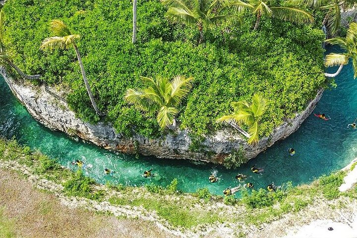 Een levendig waterpark met glijbanen, een cenote en weelderige tropische omgeving in Punta Cana, foto 28 | wizardtrip