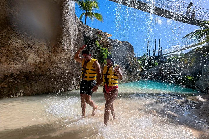 Een levendig waterpark met glijbanen, een cenote en weelderige tropische omgeving in Punta Cana, foto 29 | wizardtrip