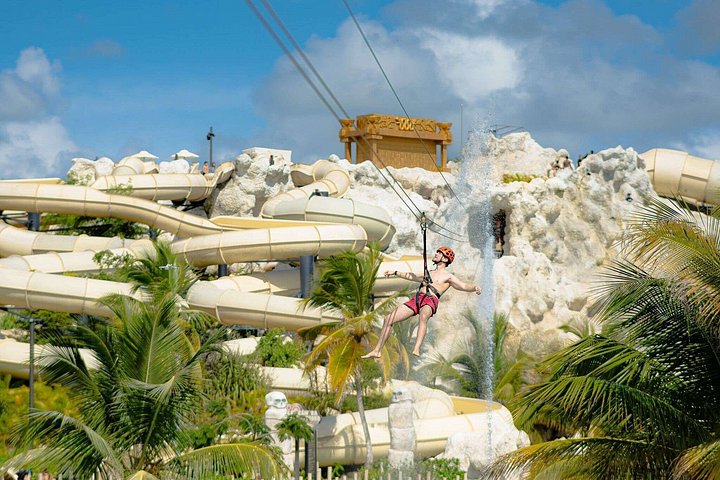 Een levendig waterpark met glijbanen, een cenote en weelderige tropische omgeving in Punta Cana, foto 30 | wizardtrip