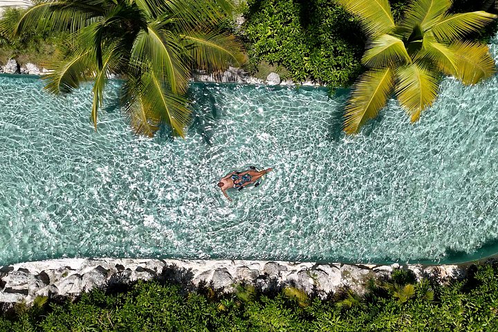 Een levendig waterpark met glijbanen, een cenote en weelderige tropische omgeving in Punta Cana, foto 33 | wizardtrip