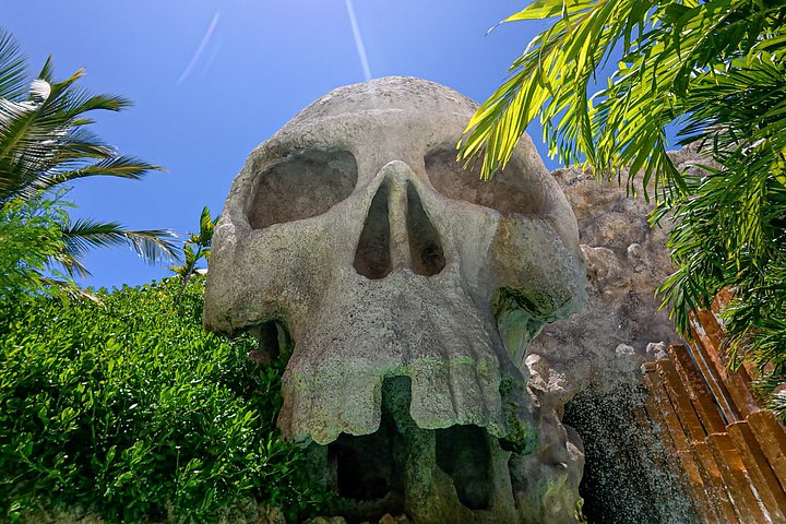 Een levendig waterpark met glijbanen, een cenote en weelderige tropische omgeving in Punta Cana, foto 34 | wizardtrip