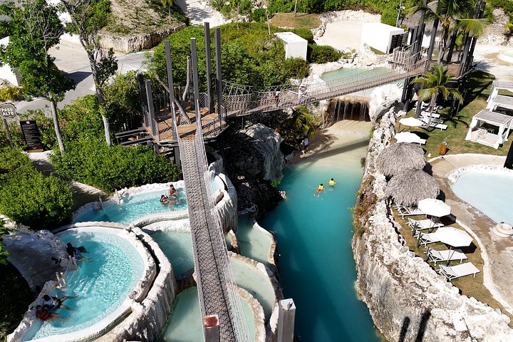 Een levendig waterpark met glijbanen, een cenote en weelderige tropische omgeving in Punta Cana, foto 36 | wizardtrip