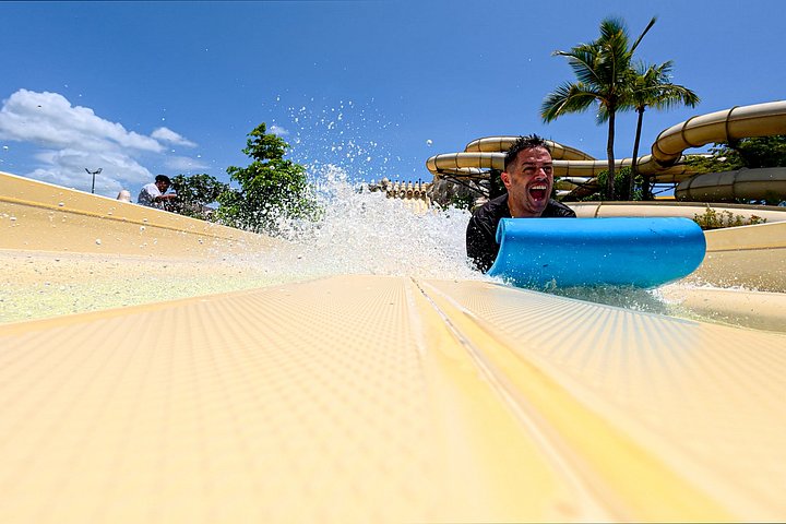 Een levendig waterpark met glijbanen, een cenote en weelderige tropische omgeving in Punta Cana, foto 38 | wizardtrip
