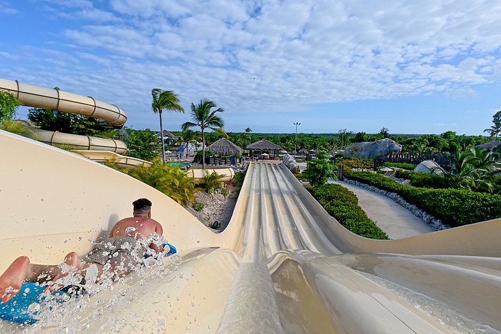 Een levendig waterpark met glijbanen, een cenote en weelderige tropische omgeving in Punta Cana, foto 40 | wizardtrip