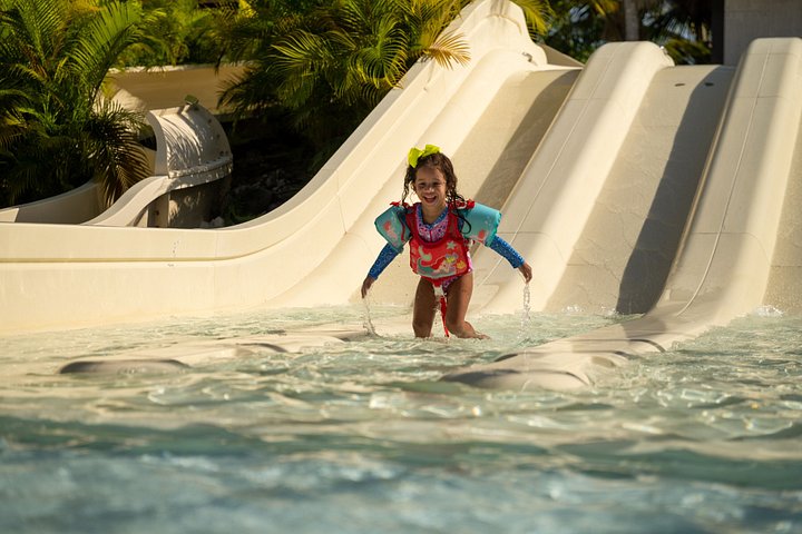 Een levendig waterpark met glijbanen, een cenote en weelderige tropische omgeving in Punta Cana, foto 43 | wizardtrip