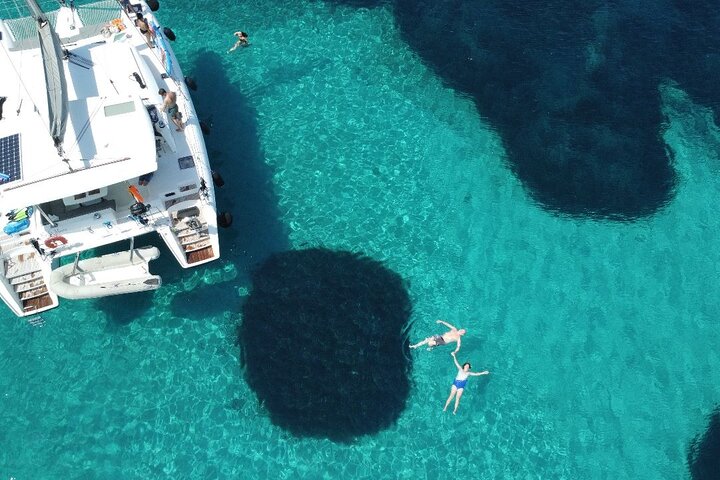 Croisière Catamaran Riviera d'Athènes avec Repas Frais, Boissons et Baignade | wizardtrip