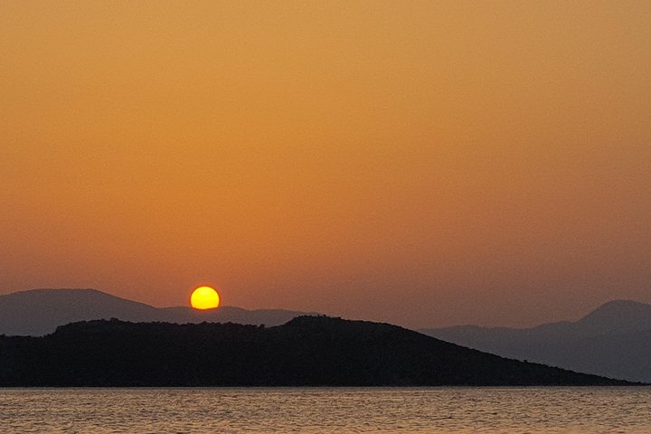 Katamarantur langs den athenske rivieraen, med bading, bespisning og naturskjønn utsikt, foto 11 | wizardtrip