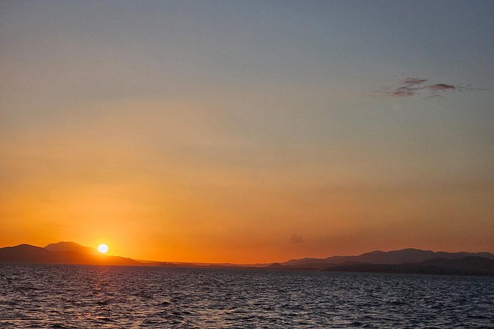 Katamarantur langs den athenske rivieraen, med bading, bespisning og naturskjønn utsikt, foto 43 | wizardtrip
