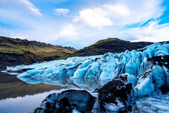 Scenic views of Iceland's South Coast waterfalls, black sand beaches, and glaciers, photo 6 | wizardtrip