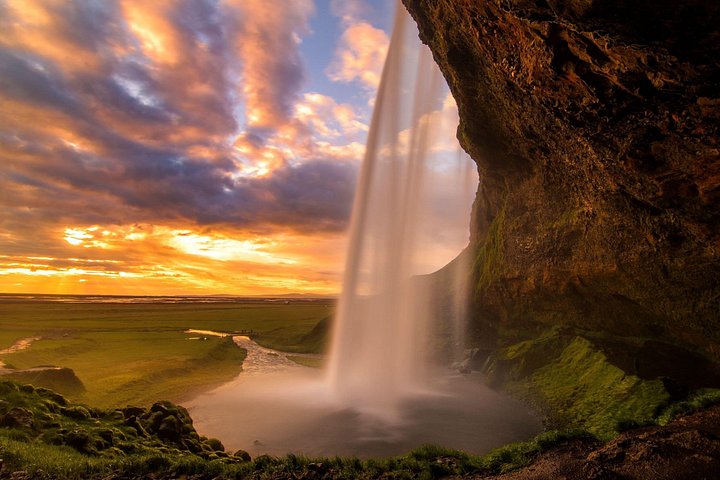 Scenic views of Iceland's South Coast waterfalls, black sand beaches, and glaciers, photo 11 | wizardtrip