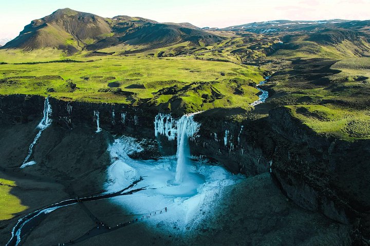 Scenic views of Iceland's South Coast waterfalls, black sand beaches, and glaciers, photo 12 | wizardtrip