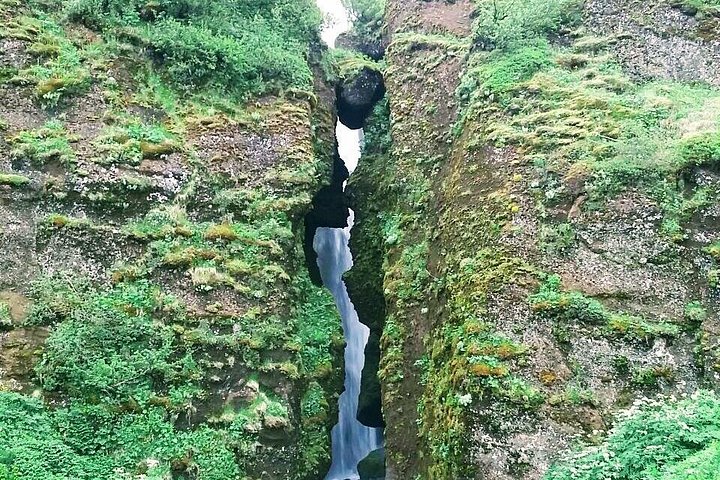 Scenic views of Iceland's South Coast waterfalls, black sand beaches, and glaciers, photo 13 | wizardtrip