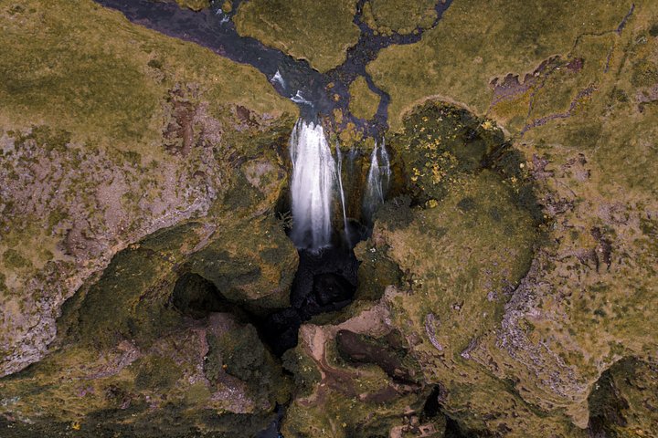 Scenic views of Iceland's South Coast waterfalls, black sand beaches, and glaciers, photo 14 | wizardtrip