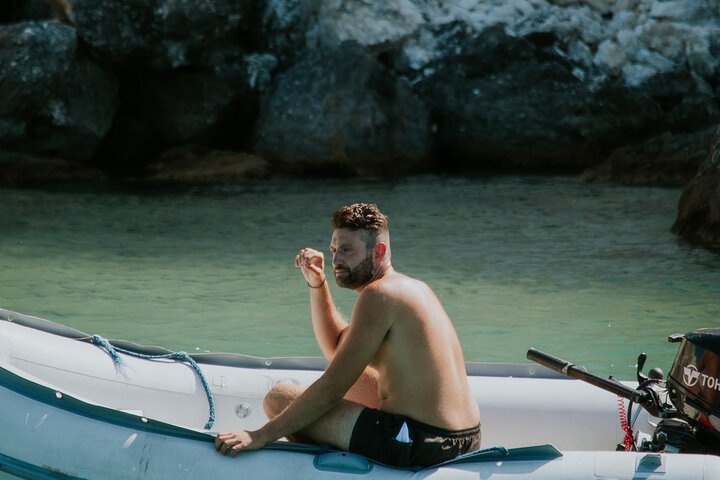 Excursion en bateau d'une journée explorant le littoral, les plages et les eaux turquoise de Céphalonie, photo 6 | wizardtrip
