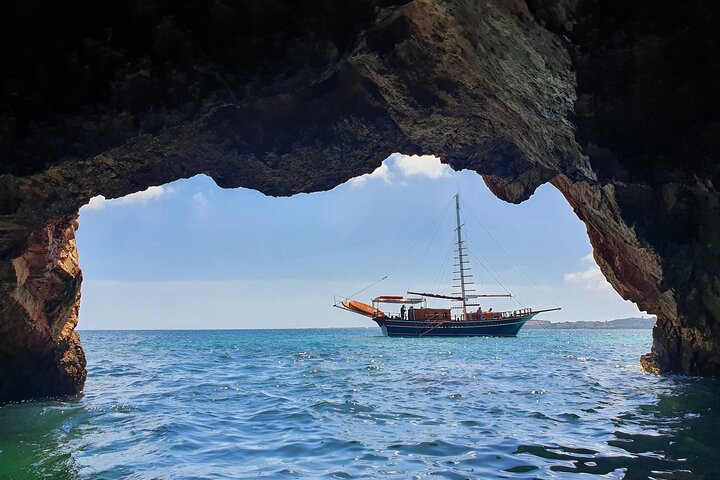 Excursion en bateau d'une journée explorant le littoral, les plages et les eaux turquoise de Céphalonie, photo 7 | wizardtrip