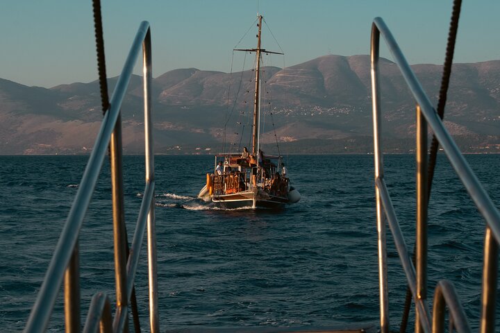 Excursion en bateau d'une journée explorant le littoral, les plages et les eaux turquoise de Céphalonie, photo 8 | wizardtrip
