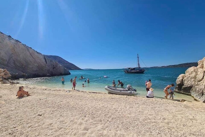 Excursion en bateau d'une journée explorant le littoral, les plages et les eaux turquoise de Céphalonie, photo 11 | wizardtrip