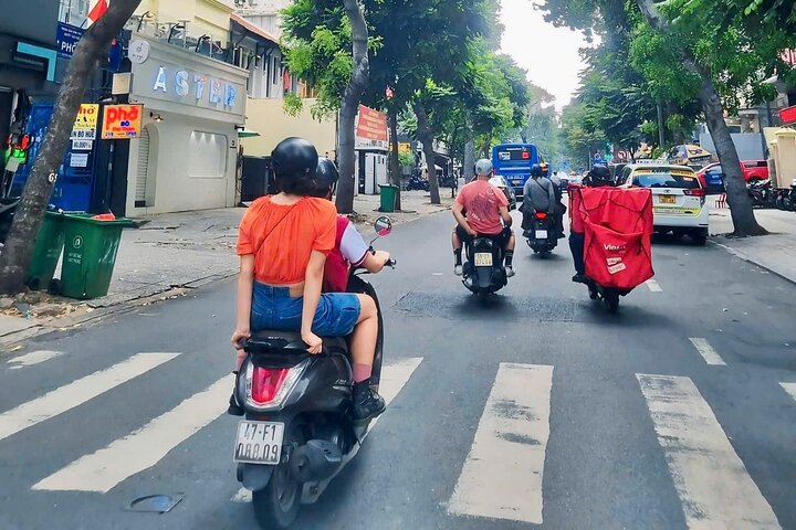 Oplev autentisk Saigon street food og udforsk skjulte gyder på en motorcykeltur, foto 15 | wizardtrip