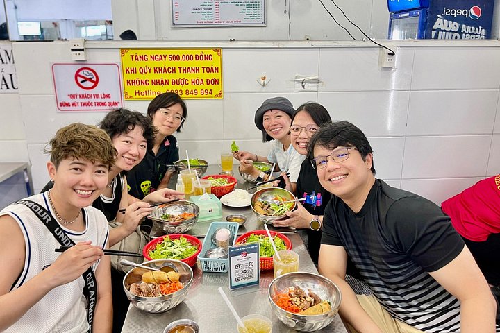 Oplev autentisk Saigon street food og udforsk skjulte gyder på en motorcykeltur, foto 26 | wizardtrip