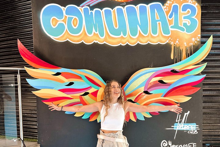 Une visite guidée explorant l'art de rue vibrant, l'histoire et la transformation de la Comuna 13 à Medellín, photo 6 | wizardtrip