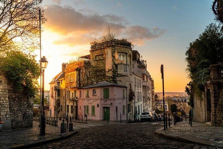 A guided walking tour through the artistic and historic Montmartre neighborhood in Paris, France, photo 7 | wizardtrip