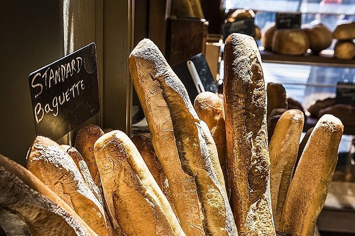 A guided walking tour through the artistic and historic Montmartre neighborhood in Paris, France, photo 8 | wizardtrip