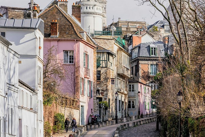 A guided walking tour through the artistic and historic Montmartre neighborhood in Paris, France, photo 16 | wizardtrip