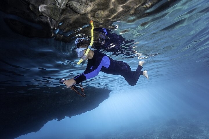 Practicantes de snorkel explorando vibrantes arrecifes de coral y cuevas marinas en un tour en lancha rápida en la Isla Grande, Hawái, foto 7 | wizardtrip