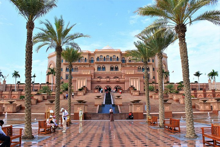 Excursion privée explorant les monuments d'Abou Dabi comme la Grande Mosquée Sheikh Zayed et l'Emirates Palace depuis Dubaï, photo 7 | wizardtrip