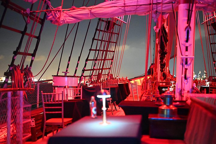Croisière au coucher du soleil sur un navire à voiles de luxe avec dîner et vue sur les îles à Singapour, photo 6 | wizardtrip