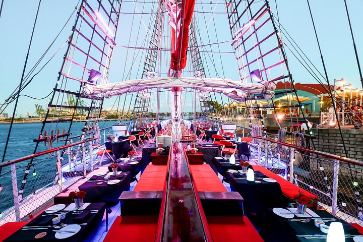 Croisière au coucher du soleil sur un navire à voiles de luxe avec dîner et vue sur les îles à Singapour, photo 7 | wizardtrip