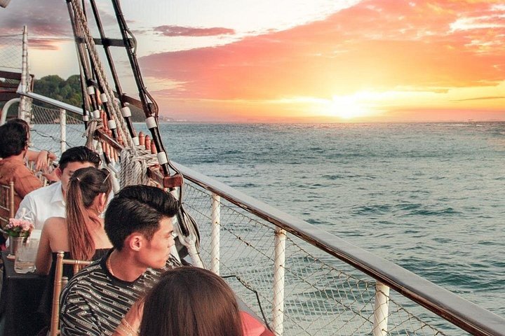 Croisière au coucher du soleil sur un navire à voiles de luxe avec dîner et vue sur les îles à Singapour, photo 8 | wizardtrip