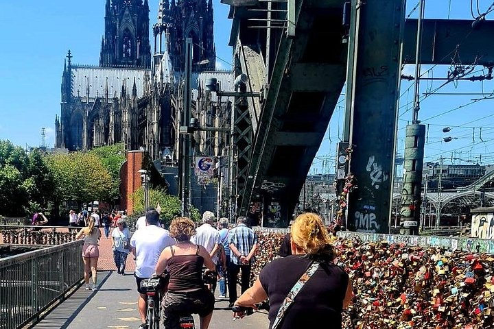 Geführte Kleingruppen-Radtour zu Kölns historischen Stätten und dem Rheinufer, Foto 9 | wizardtrip