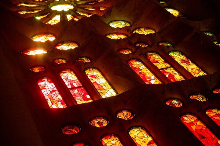Guided tour of the iconic Sagrada Familia basilica in Barcelona, with optional sailing, photo 6 | wizardtrip