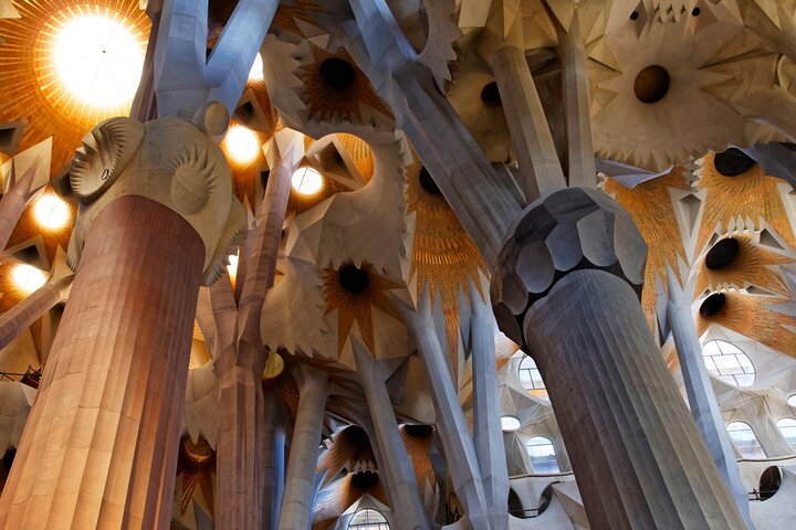 Guided tour of the iconic Sagrada Familia basilica in Barcelona, with optional sailing, photo 7 | wizardtrip